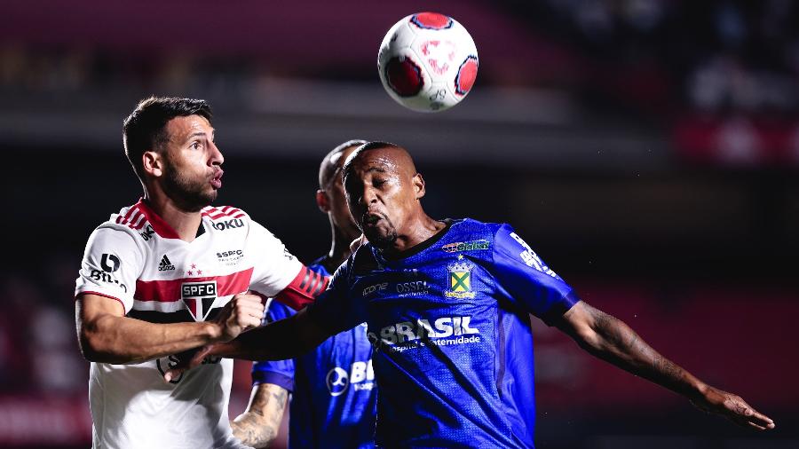 Calleri disputa bola pelo alto no jogo entre São Paulo e Santo André - Ettore Chiereguini/AGIF