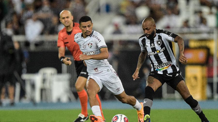 Chay, do Botafogo, disputa lance com Andre, do Fluminense, durante partida no Nilton Santos, pelo Carioca - Thiago Ribeiro/Thiago Ribeiro/AGIF
