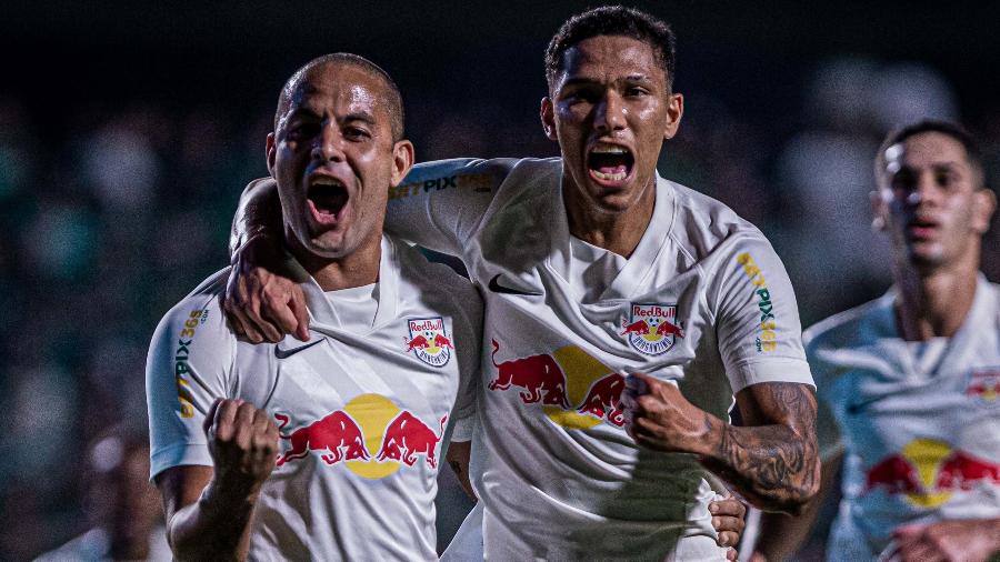 Ytalo e Sorriso, atacantes do Bragantino, comemoram gol da equipe sobre o Goiás, em jogo da Copa do Brasil -  ISABELA AZINE/AGIF - AGÊNCIA DE FOTOGRAFIA/AGIF - AGÊNCIA DE FOTOGRAFIA/ESTADÃO CONTEÚDO