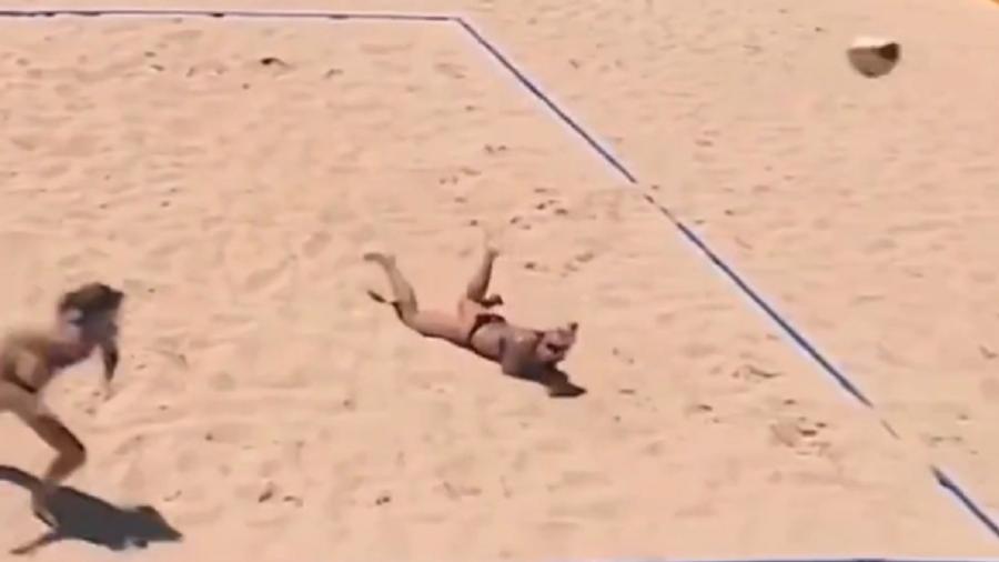 Alienígenas envolvidos em um intenso jogo de vôlei de praia em uma