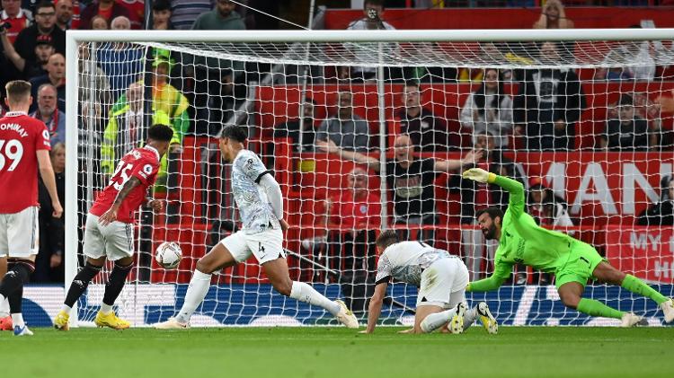 Sancho deixou Milner no chão antes de abrir o placar para o Manchester United diante do Liverpool - Michael Regan/Getty Images - Michael Regan/Getty Images