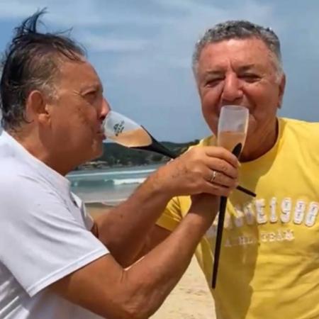 Galvão Bueno e Arnaldo Cezar Coelho fazem brinde na praia - Reprodução/Twitter
