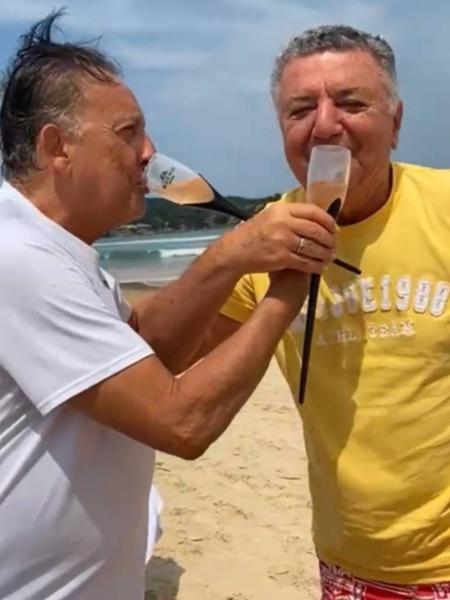 Galvão Bueno e Arnaldo Cezar Coelho fazem brinde na praia - Reprodução/Twitter