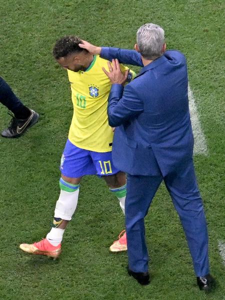 Tite consola Neymar no momento em que ele é substituído na vitória contra a Sérvia - Jewel Samad/AFP