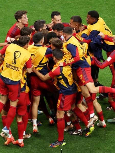Jogadores da Espanha celebram gol de Morata contra a Alemanha na Copa do Mundo - Clive Brunskill/Getty Images