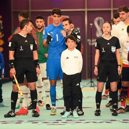 Yassine Bounou (centro), goleiro de Marrocos, antes da partida contra a Bélgica, pela Copa do Mundo - Michael Regan/Getty