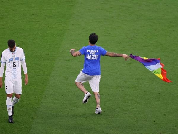 Homem que invadiu campo com bandeira LGBT é banido da Copa • DOL