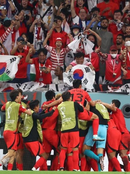 Seleção da Coreia do Sul comemora gol sobre Portugal no jogo que rendeu vaga no mata-mata da Copa -  James Williamson - AMA/Getty Images