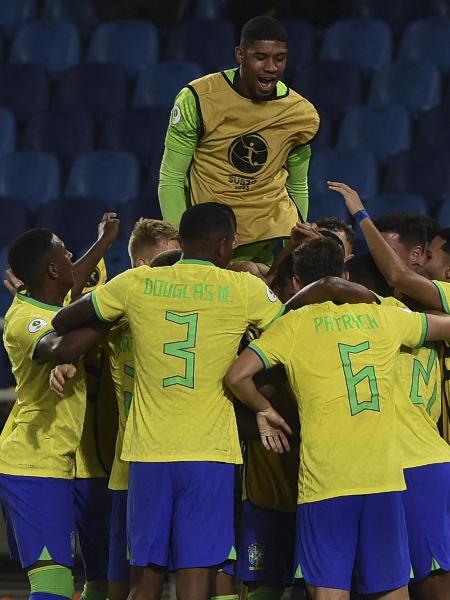 Jogadores da seleção brasileira comemoram gol de Guilherme contra o Peru pelo Sul-Americano Sub-20 - JOAQUIN SARMIENTO / AFP