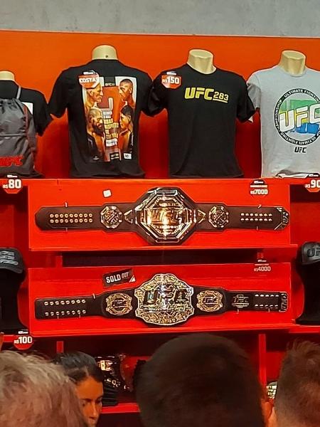 Loja do UFC no Rio vende cinturão a R$ 7 mil e tem opções de camisas - Luiza Sá/UOL