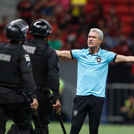 Técnico do Botafogo, Luís Castro fica indignado com polícia em campo: 'CBF  não devia permitir. Como treinador é empurrado? Eu ia roubar o árbitro?' -  FogãoNET