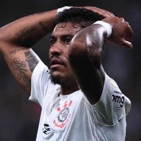 Paulinho em ação com a camisa do Corinthians