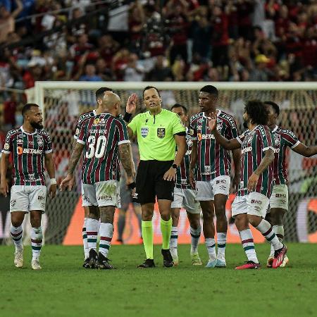 Árbitro Sávio Pereira Sampaio é pressionado por jogadores do Fluminense após anular gol de Arias contra o Flamengo