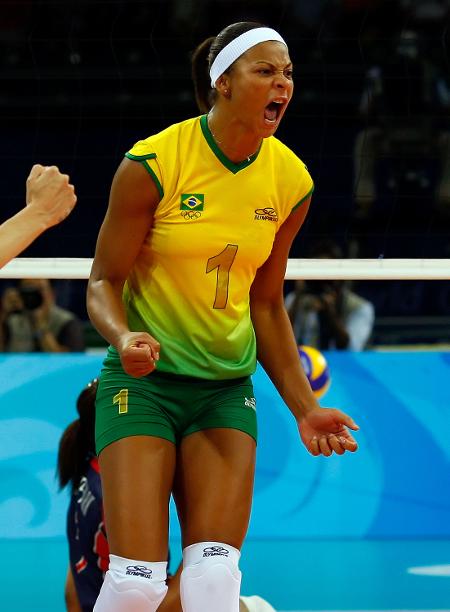 Walewska Oliveira durante jogo da seleção brasileira de vôlei em 2008