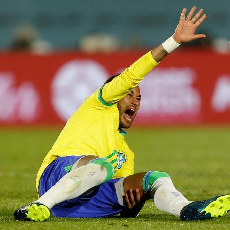 Neymar teve uma torção no joelho esquerdo no jogo do Brasil contra o Uruguai, pelas Eliminatórias