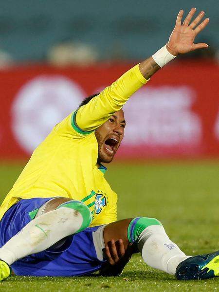 Neymar teve uma torção no joelho esquerdo no jogo do Brasil contra o Uruguai, pelas Eliminatórias