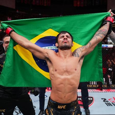 Alexandre Pantoja vibra após vencer Brandon Royval e manter o cinturão do peso-mosca do UFC