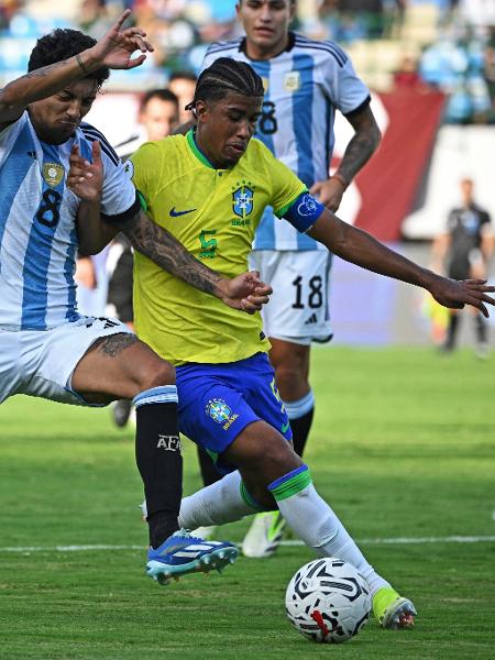 Andrey Santos disputa bola com Medina na derrota do Brasil para a Argentina, no Pré-Olímpico - Divulgação/Conmebol