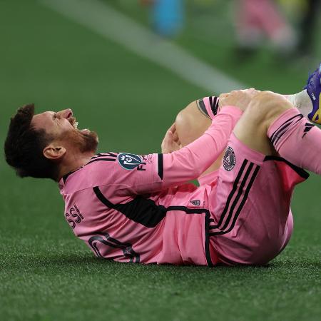 Messi ficou caído no gramado após sofrer uma entrada dura na Concachampions