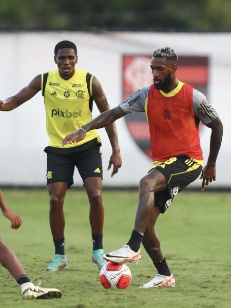 Gerson durante treino do Flamengo no Ninho