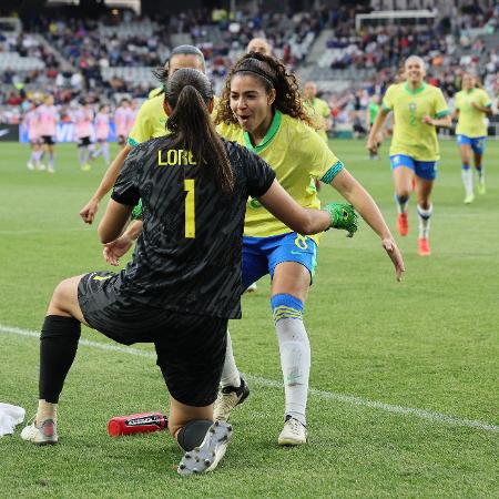 Lorena recebe o abraço de Angelina na comemoração da vitória nos pênaltis