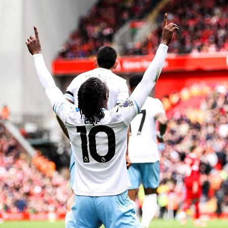 Eze comemora gol marcado diante do Liverpool pela Premier League