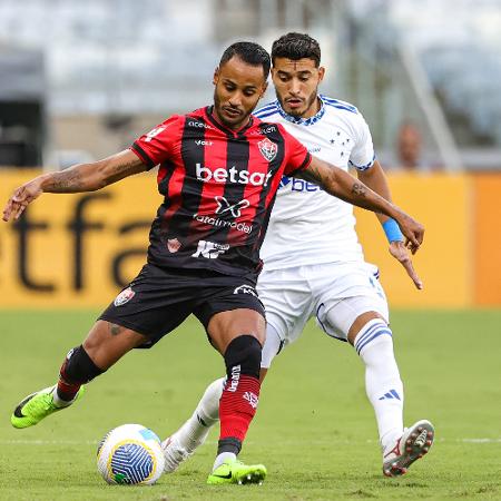 William e Matheuzinho disputando a bola em Cruzeiro x Vitória pelo Brasileirão