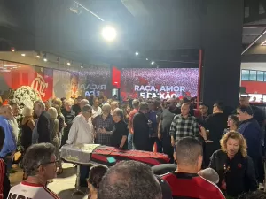 Familiares e amigos se despedem de Apolinho em velório na sede do Flamengo