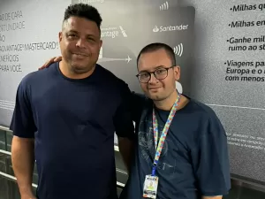 Ronaldo Fenômeno dá camisa autografada para menino autista em voo