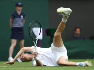Sinner sofre tombo e perde set, mas vence estreia como #1 em Wimbledon
