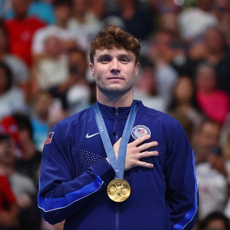 Bobby Finke com a medalha de ouro dos 1500m livres na natação das Olimpíadas