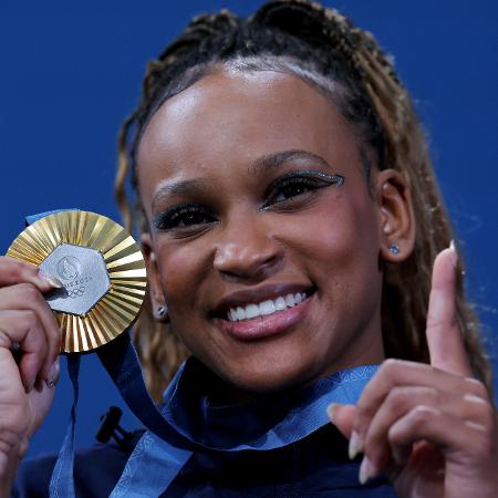 Sorrridente, Rebeca Andrade ostenta o ouro do solo conquistado nas Olimpíadas de Paris 2024