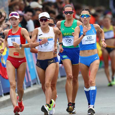 Viviane Lyra, do Brasil, na prova da marcha atlética revezamento das Olimpíadas de Paris