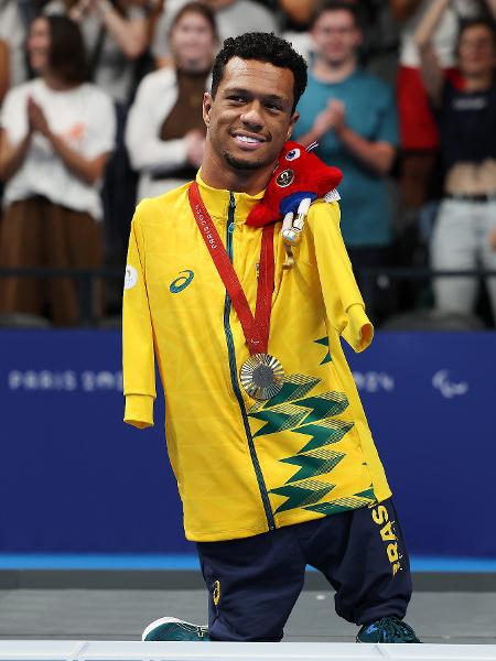 Gabrielzinho celebra a medalha de ouro dos 200m livre da classe S2