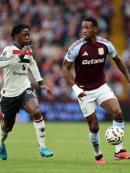 Jhon Duran, do Aston Villa, e Kobbie Mainoo, do Manchester United, durante jogo do Campeonato Inglês