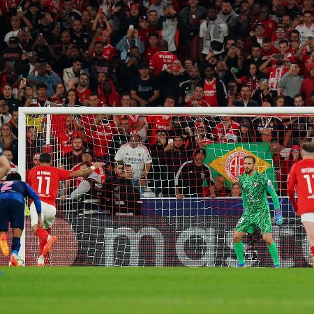 Di Maria cobra pênalti para marcar gol do Benfica sobre o Atlético de Madr - Gualter Fatia/Getty Images