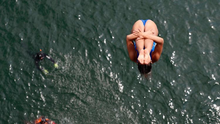 Atletas saltam da Ponte JK, em Brasília, durante Campeonato Mundial Júnior de High Diving