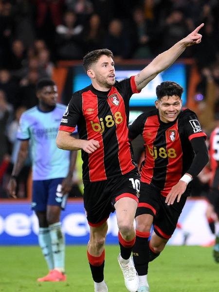 Ryan Christie, do Bournemouth, comemora gol sobre o Arsenal, pelo Inglês