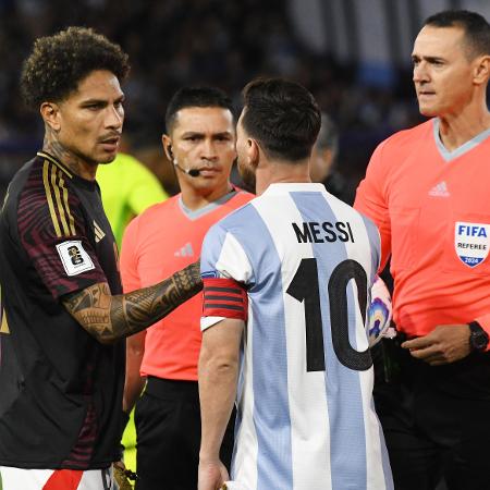 Guerrero, Messi e Wilmar Roldán durante jogo entre Argentina e Peru pelas Eliminatórias