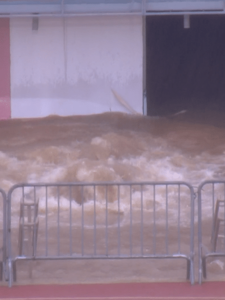 Uma saídas de água do Pacaembu virou uma piscina