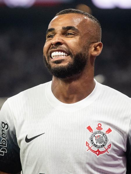 Alex Santana, do Corinthians, comemora gol sobre o Água Santa em jogo do Paulistão