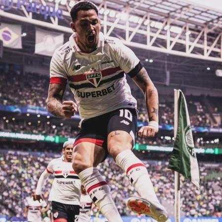 Luciano, do São Paulo, comemora gol contra o Palmeiras chutando bandeirinha de escanteio do Allianz, em agosto de 2024 Luciano, do São Paulo, comemora gol contra o Palmeiras chutando bandeirinha de escanteio do Allianz, em agosto de 2024