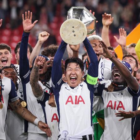 Sem medalha, Son Heung-min levanta o troféu da Liga Europa ao lado de companheiros do Tottenham Sem medalha, Son Heung-min levanta o troféu da Liga Europa ao lado de companheiros do Tottenham