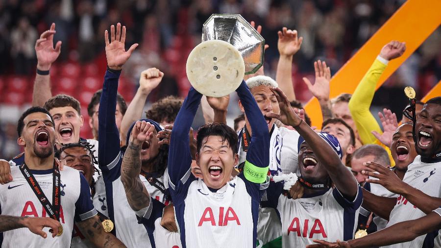 Sem medalha, Son Heung-min levanta o troféu da Liga Europa ao lado de companheiros do Tottenham - Alex Pantling - UEFA/UEFA via Getty Images