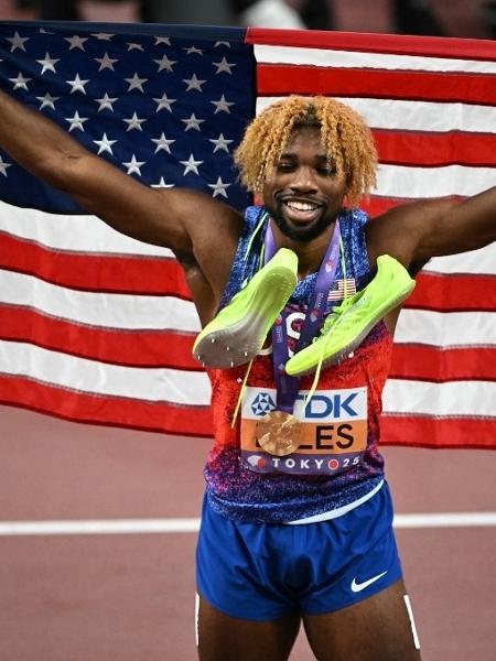 Noah Lyles celebra título mundial nos 200m rasos, em Tóquio, no Japão