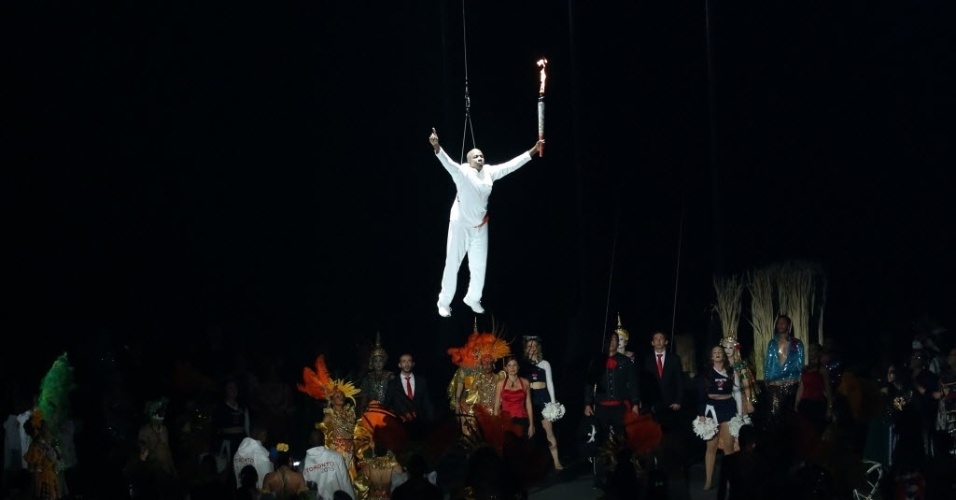 Donovan Bailey chega do céu com a chama pan-americana para a abertura do Pan