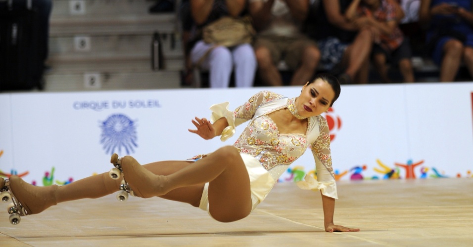 A argentina Giselle Soler cai durante sua apresentação na patinação artística