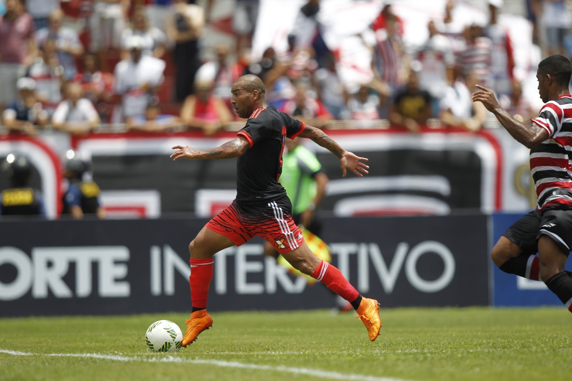 Emerson Sheik parte em direção ao gol do Santa Cruz - Gilvan de Souza / Flamengo