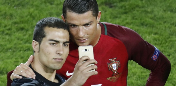 Cristiano Ronaldo posa para "selfie" com torcedor depois do jogo entre Portugal e Áustria - Charles Platiau/REUTERS