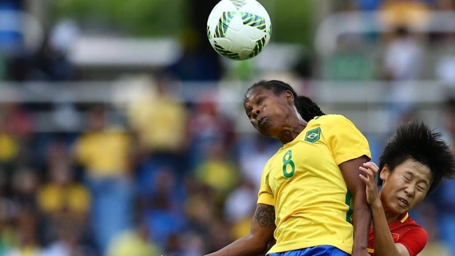 Formiga briga pela bola na partida de estreia da seleção feminina de futebol nas Olimpíadas - REUTERS/Leonhard Foeger